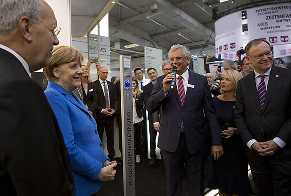 Bundeskanzlerin Angela Merkel besucht PCS Systemtechnik auf der CeBIT 2016.