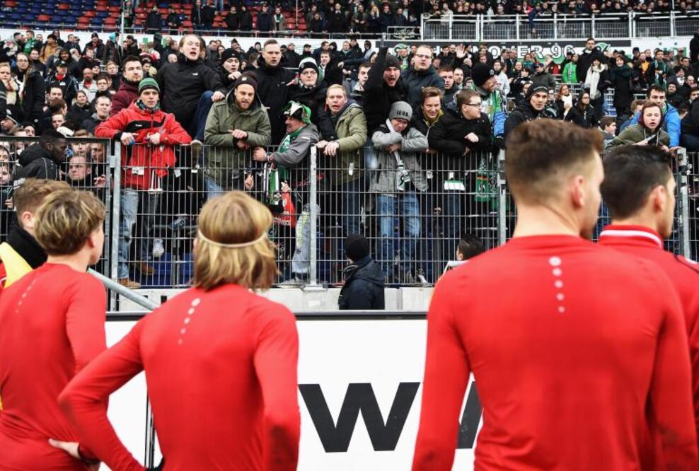 Ultras nehmen Hannover 96-Spielern die Trikots ab