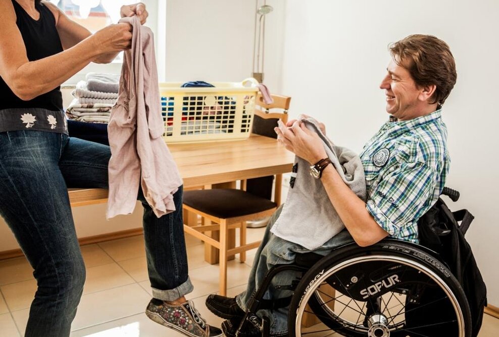 Pflegebgedürftige und Angehörige: Mit professioneller Hilfe von Ergothotherapeuten klappt es zuhause