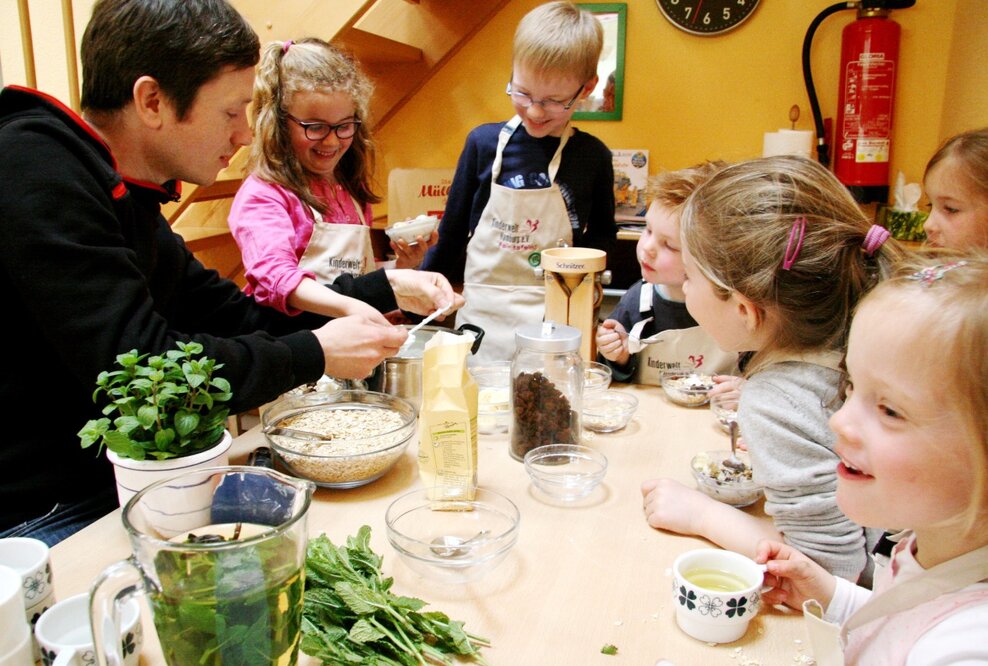 Frühstücken für den Umweltschutz - Kleine Mülldetektive und Johannes Büchs entdecken, wo sie Plastikmüll sparen können