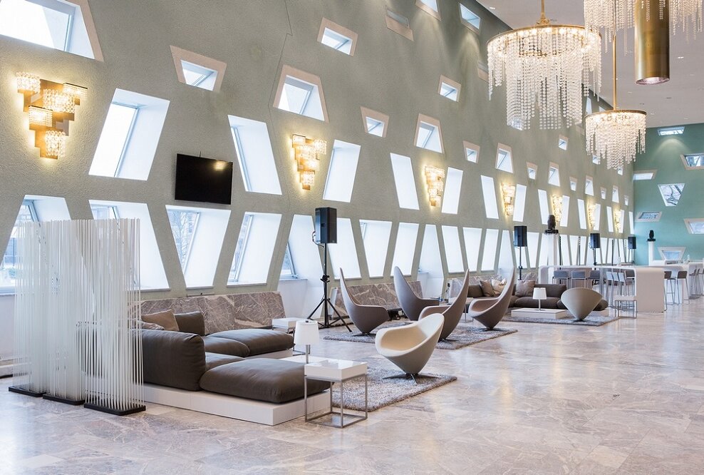 Moderne Gala unter Kronleuchtern