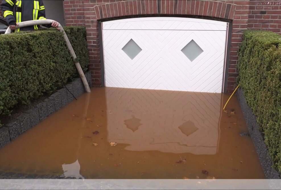 Patentierte Weltneuheit: Das wasserdichte Tor- und Türsystem AquaLOCK