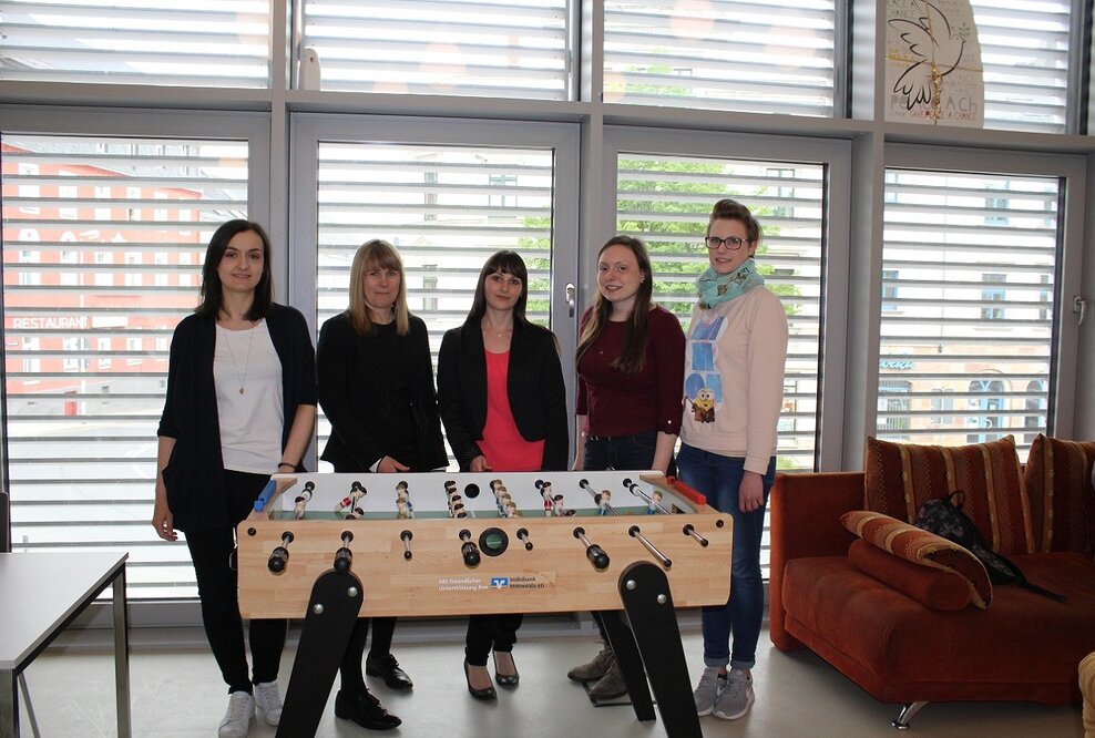 Volksbank Mittweida und ihre Bürgerstiftung spendet Tischkicker für Jugendtreff „drop in“ im T9