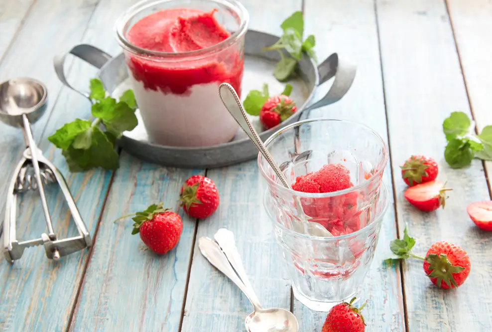 Fruchtiger Sommerhit: Selbstgemachtes Beeren-Eis für heiße Tage im Freien