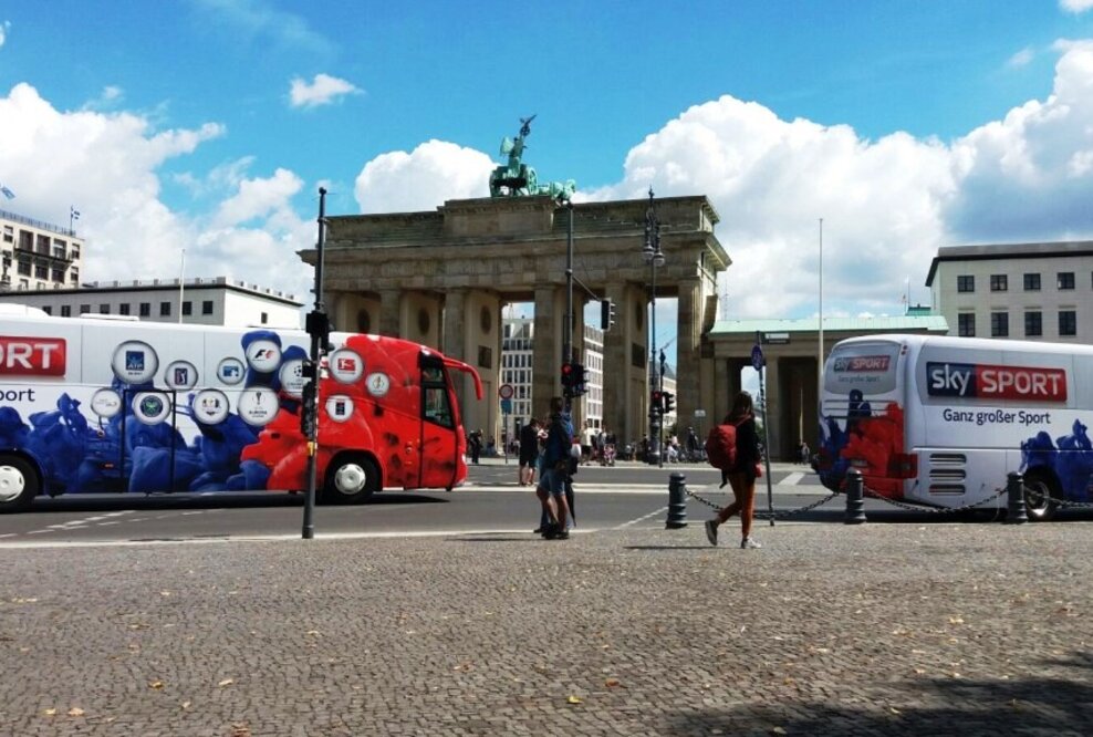 Ganz großer Sport: inovisco setzt deutschlandweite Buswerbung für Sky SPORT um