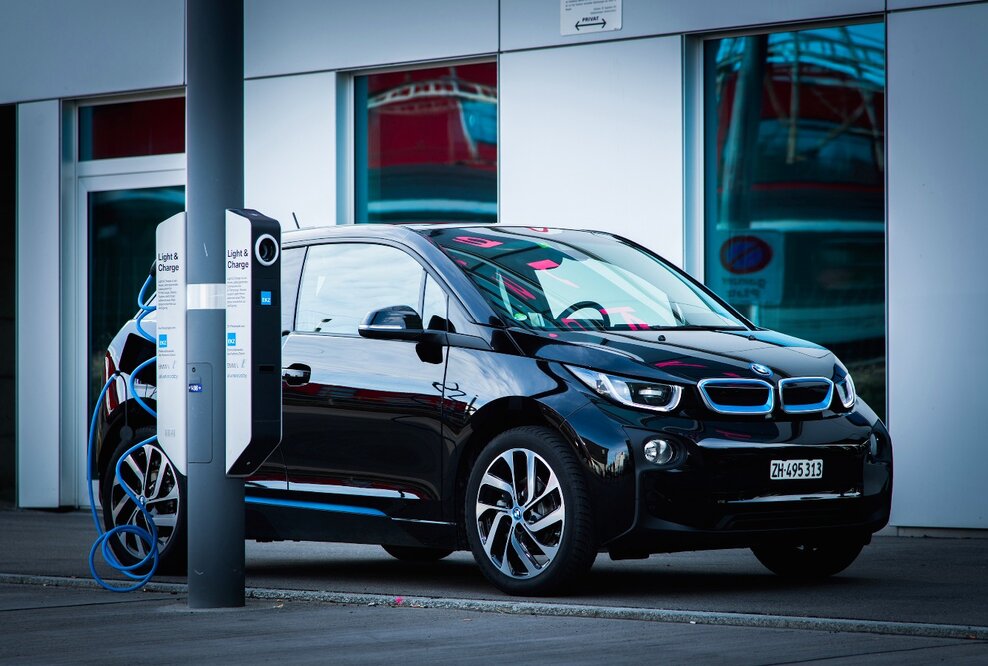 Die erste Schweizer eluminocity Ladestation für Elektroautos in Zürich
