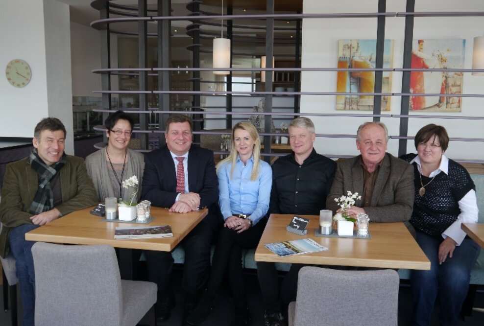 Lob für Mut und Engagement, Landrat Bernreiter besucht Thula Wellnesshotel