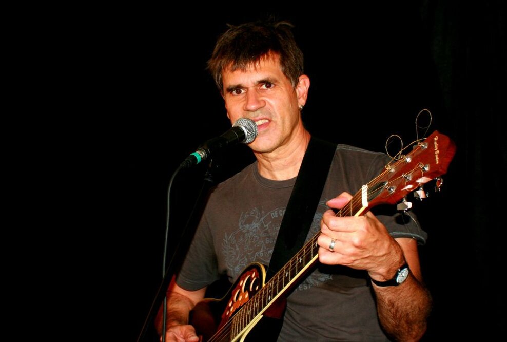 Jo Oliver “Shine On (You)”– Der Sänger & Multi-Instrumentalist komponiert, textet, arrangiert, produziert, singt und spielt alle Instrumente