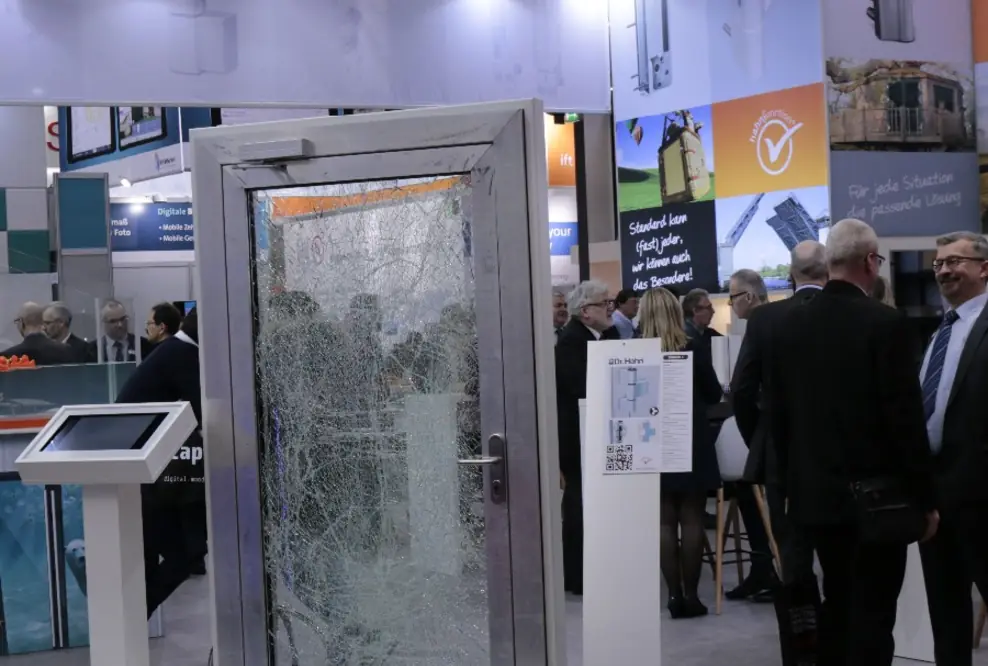 Erfolgreiche Fensterbau frontale für Dr. Hahn