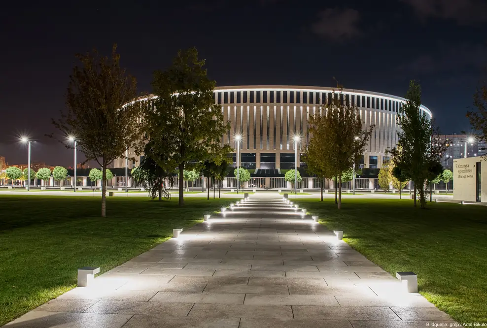Fußballstadion Krasnodar und Parkgelände im Lichterglanz