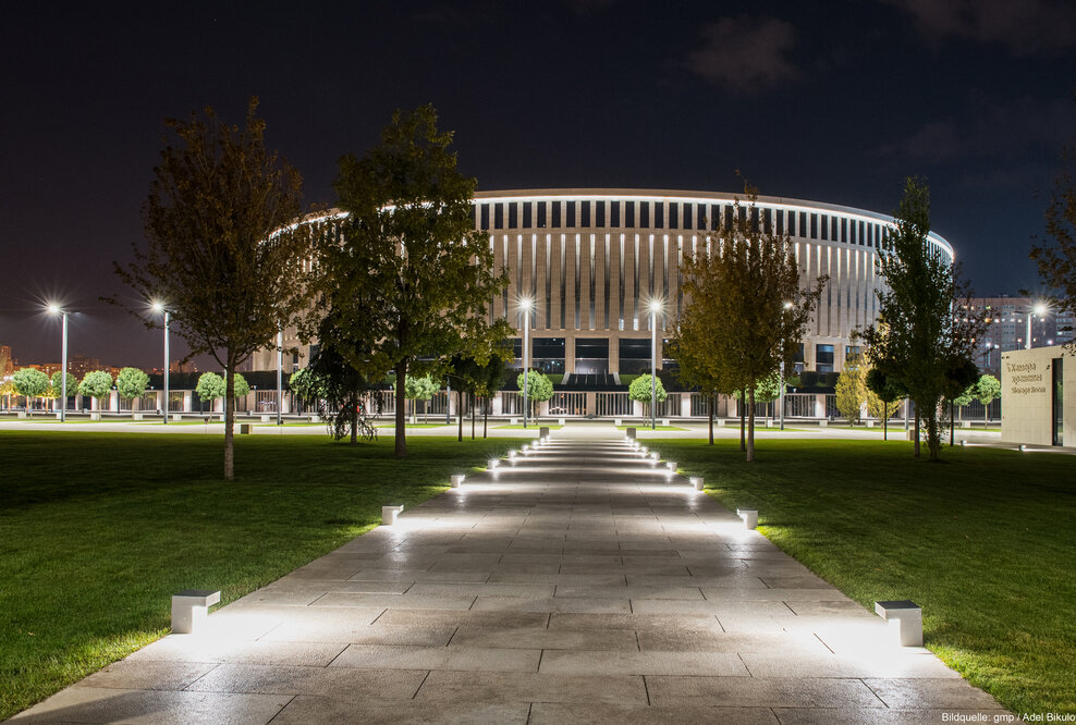 Fußballstadion Krasnodar und Parkgelände im Lichterglanz
