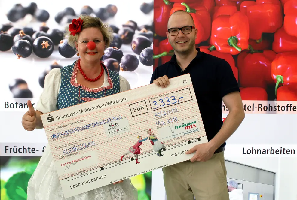 Kräuter Mix spendet 3333 Euro an die Klinikclowns