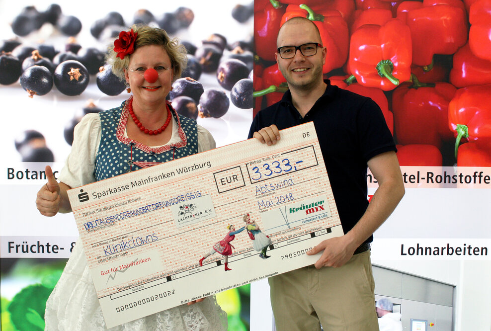 Kräuter Mix spendet 3333 Euro an die Klinikclowns