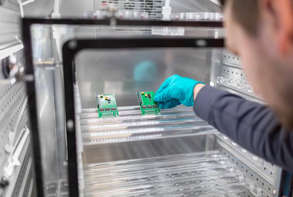 TechnoLab mit FTIR-Spektroskopie und Hochleistungs-Mikroskopen kleinsten Defekten in der Mikroelektronik auf der Spur