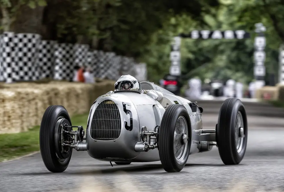 Audi Tradition im Auto Union Silberpfeil zum Silberjubiläum