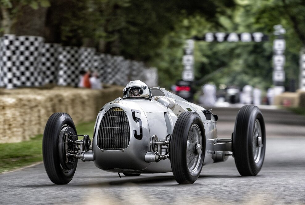 Audi Tradition im Auto Union Silberpfeil zum Silberjubiläum