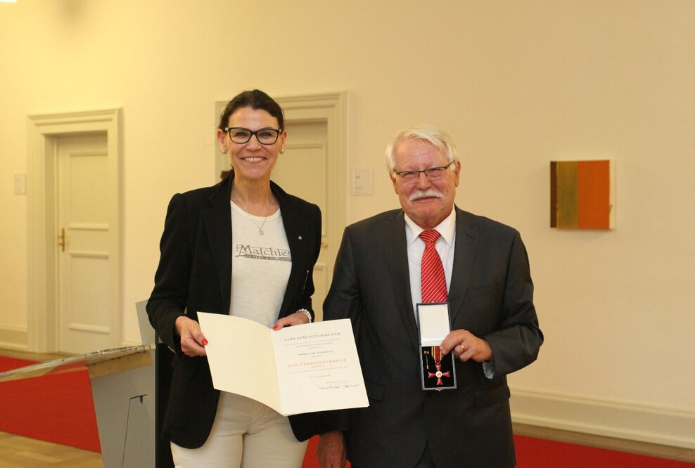 Bundesverdienstkreuz für Karl Heinz Möhrmann - Aufbau Selbsthilfe-Netzwerk Bayern: 23 Jahre im Dienst der Angehörigen psychisch Kranker