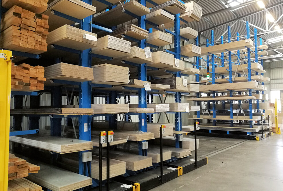 Kragarm-Verfahrregal: Viele Arbeitsplatten auf kleinstem Raum