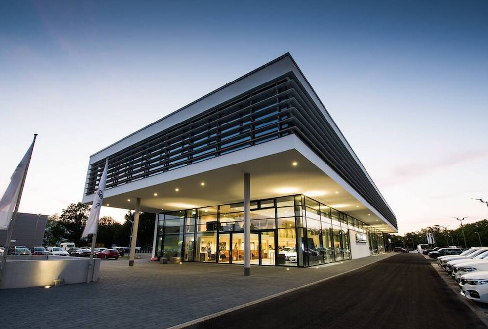 Strom tanken an Ladestationen von eluminocity im neuen Kompetenzzentrum für E-Mobilität