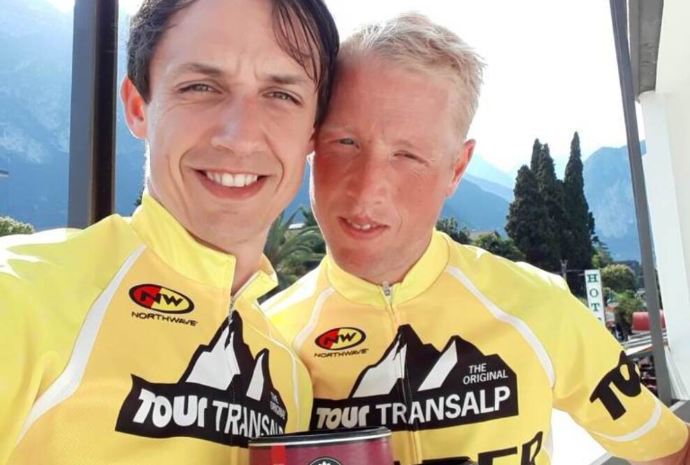 Von M. Reich unterstützte Rennradfahrer Bob Michels und Frederic Glorieux gewinnen erneut die Tour Transalp