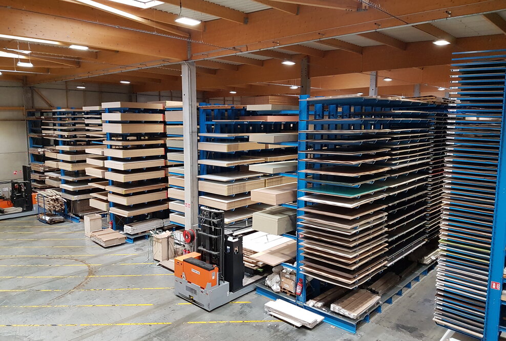 Hoch gestapelt auf flexiblen Armen