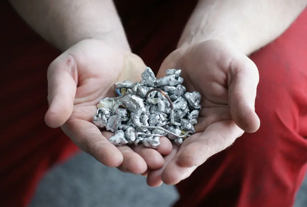 Kompakt und sicher: Hammermühle verkugelt Buntmetalle zuverlässig auch bei engen Platzverhältnissen