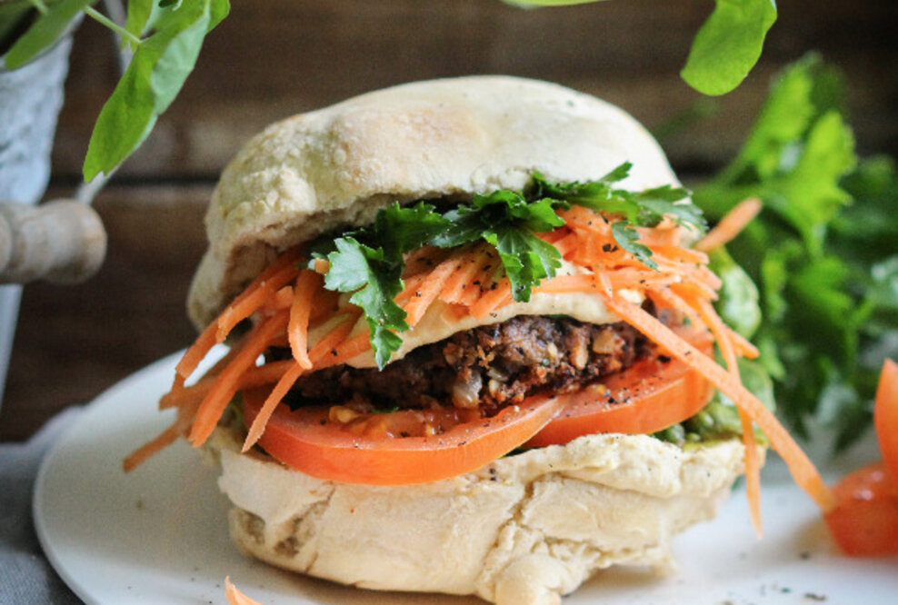 VEGAN WITH LOVE - das beliebte Kochbuch von Foodbloggerin Lea Green jetzt im GrünerSinn-Verlag