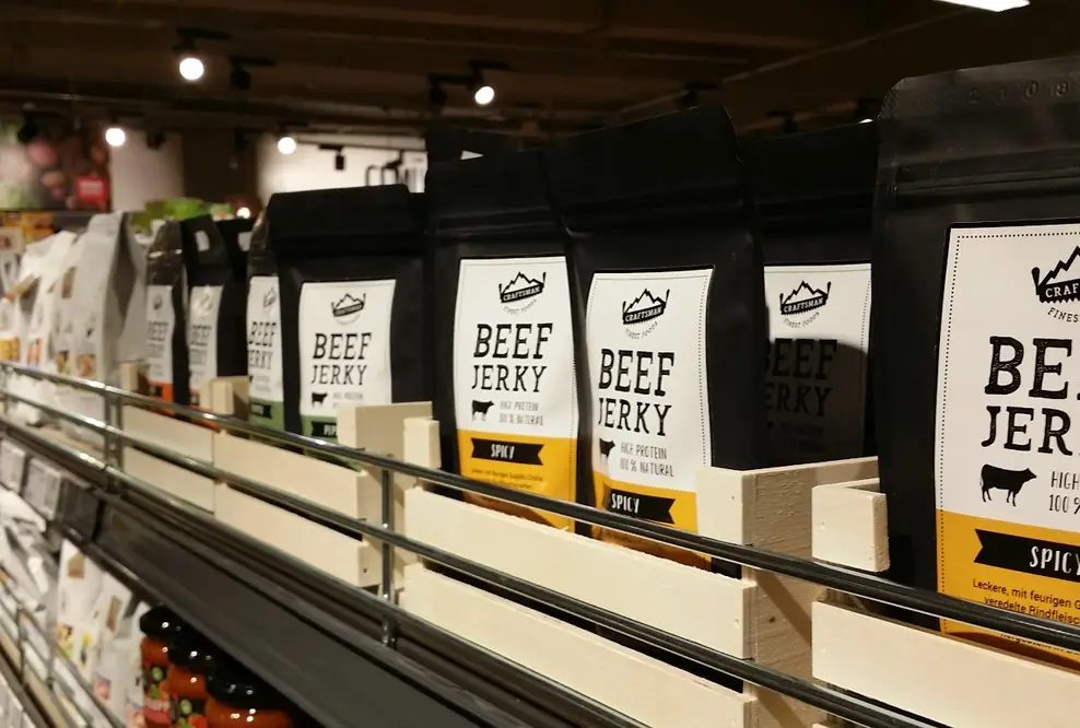 Premium Beef Jerkys aus Augsburg jetzt auch in REWE-Märkten erhältlich