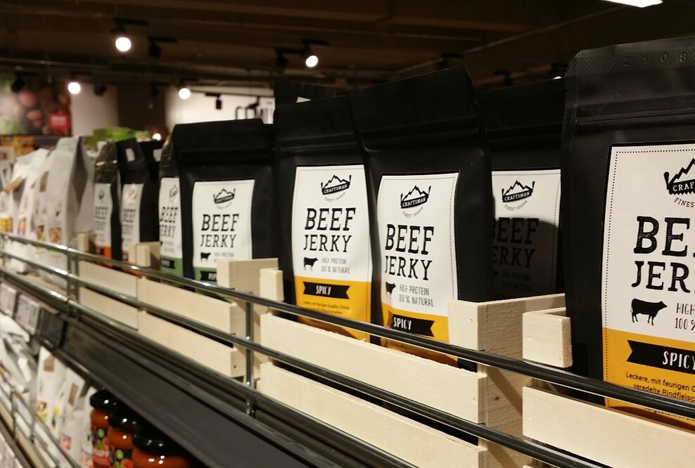 Premium Beef Jerkys aus Augsburg jetzt auch in REWE-Märkten erhältlich