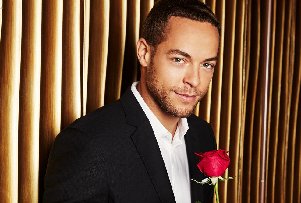 Bachelor Andrej Mangold gibt Autogramme in der Europa Passage Hamburg