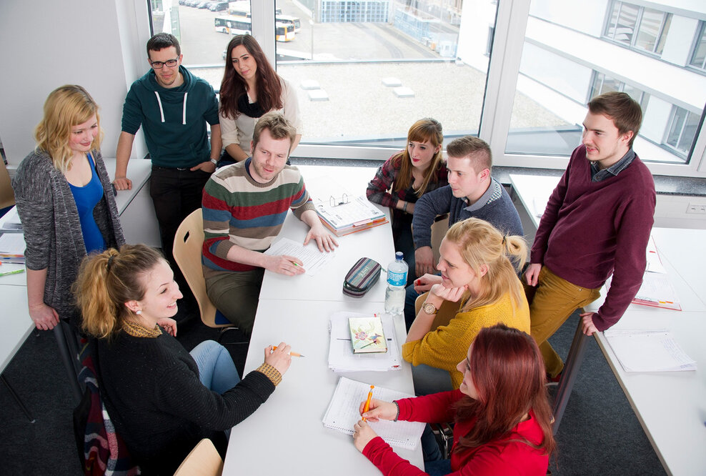 Doppelqualifikation im Erzieher- oder Pflegebereich in nur vier Jahren: Berufsabschluss und Bachelor ohne Umwege