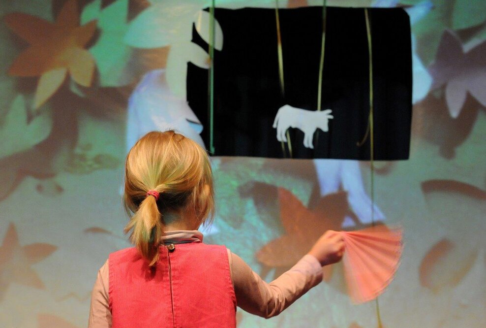 Tierisch gute Musik, spanische Rhythmen und Papiertheater im mini.musik Kinderkonzert „Ferdinand der Stier“