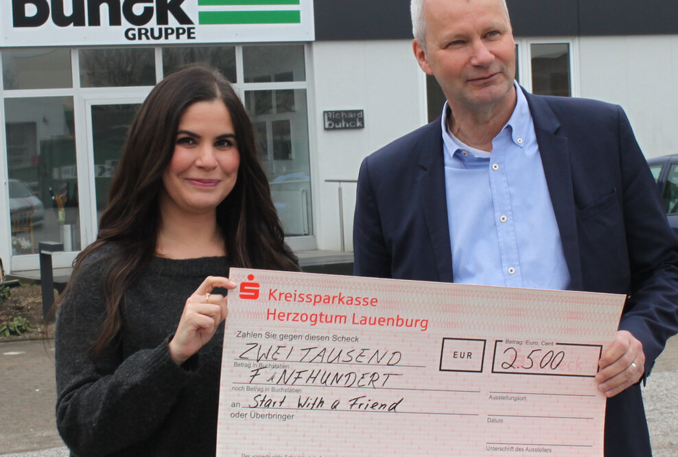 Integration durch freundschaftliche Tandems - Jahresspende von 2.500 Euro geht an den Verein Start with a friend Hamburg