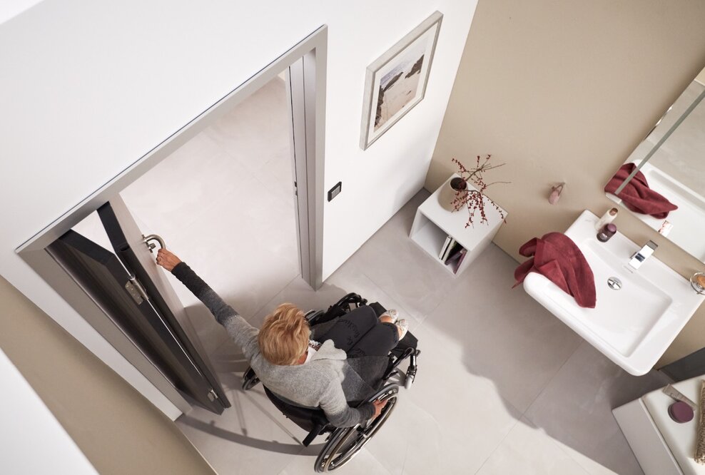 Raumspartür schafft mehr Komfort und Platzgewinn. Barrierefreie Türkonstruktion im neuen universellen Design.