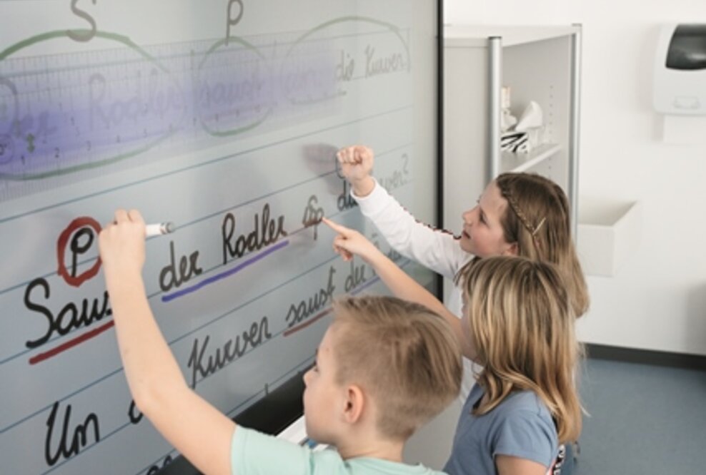 Lernerfolg durch interaktiven Unterricht: Digitale Boards vernetzen Schüler und Lehrer