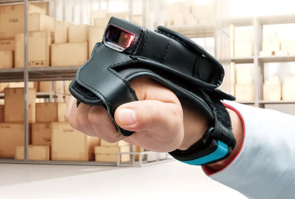 Smarter Handschuh bald neu auf dem Markt: Robuster Wearable SF1 von DENSO WAVE EUROPE