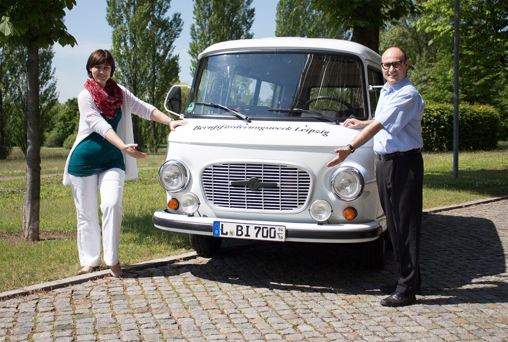 Berufliche Rehabilitation – Vorort-Beratung am weißen BARKAS in Chemnitz