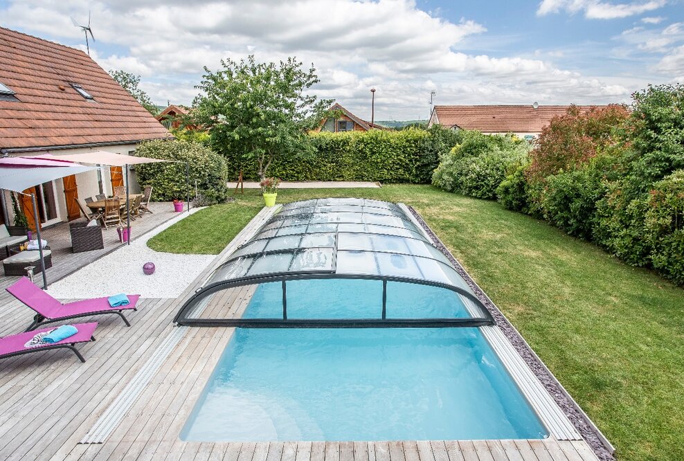 Französischer Marktführer für Swimmingpools expandiert nach Deutschland