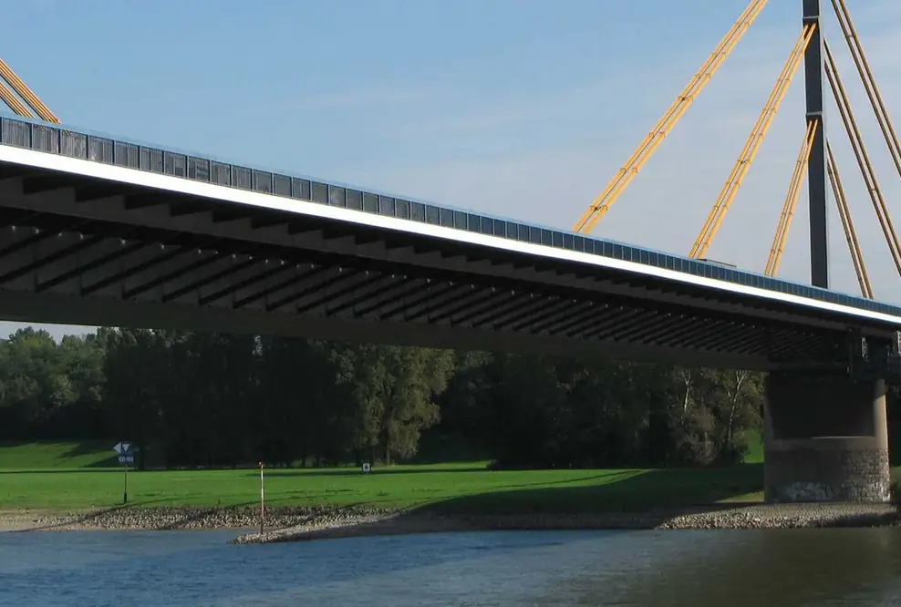 Lkw-Waagen an der A40-Rheinbrücke - möglicherweise folgen noch viele mehr
