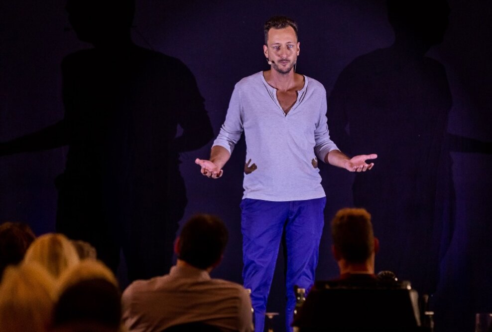 Sebastian Eisenbürger spricht über den Unsinn von Marketing und holt damit den internationalen Speaker Excellence Award und Weltrekord