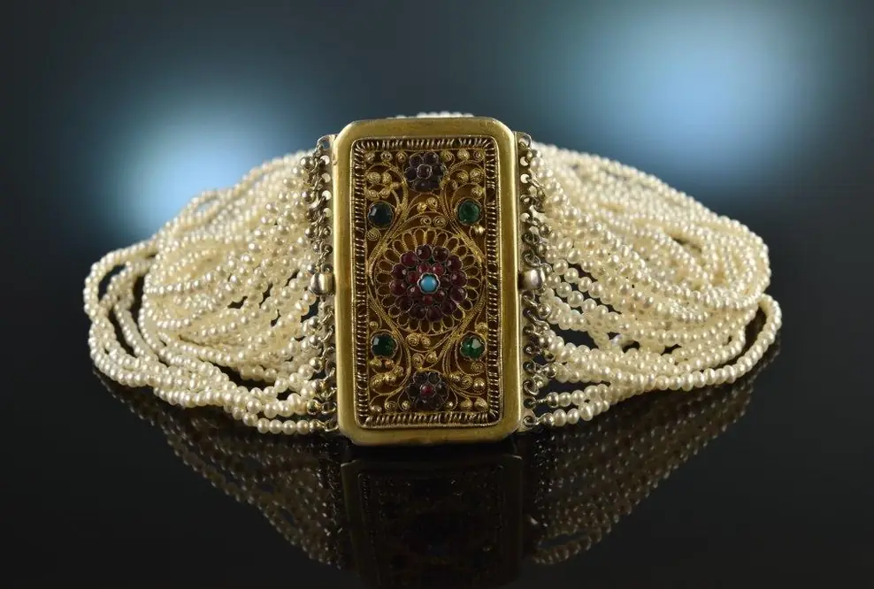 Die Halsbandaffaire: Historischer Trachtenschmuck – Trends und Traditionelles