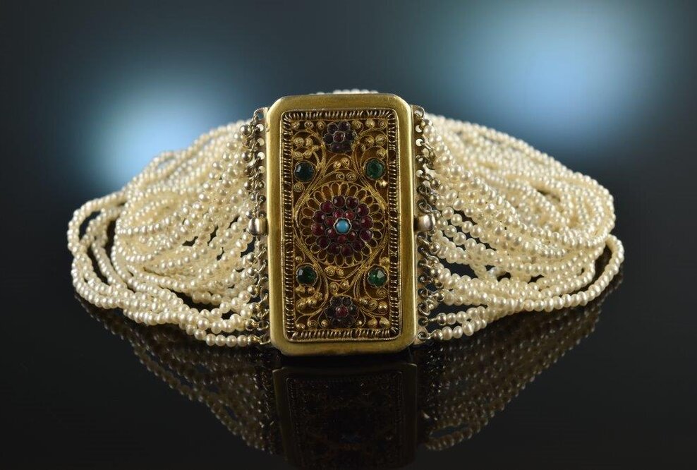 Die Halsbandaffaire: Historischer Trachtenschmuck – Trends und Traditionelles