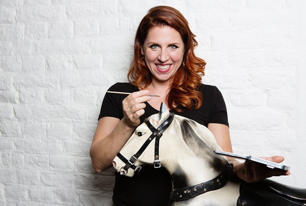 Im Alstertal-Einkaufszentrum schätzen TV-Experten für Besucher den Wert von Vintage-Möbeln und von Schmuck