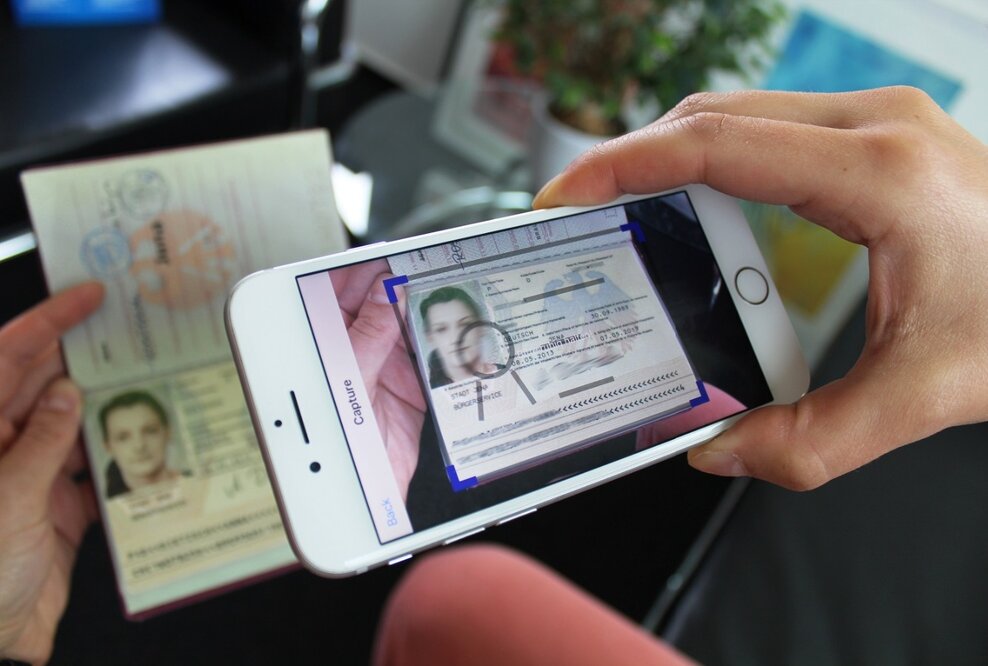 Mehr Sicherheit vor Identitätsbetrug: jenID Solutions nutzt künstliche Intelligenz zur Ausweis-Überprüfung