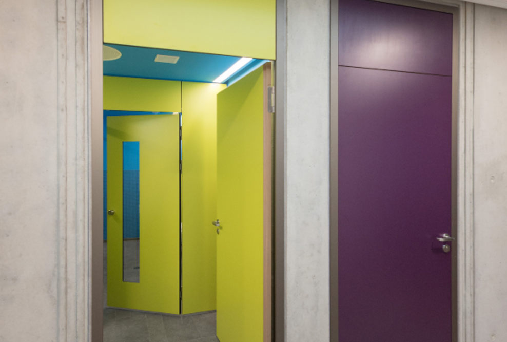 Neue Leichtigkeit für flächenbündige Türelemente: Universelle Küffner Blockzarge eröffnet neue Möglichkeiten