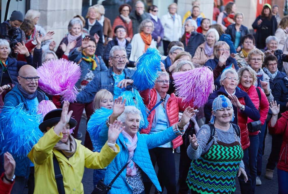 Senioren-Flashmob 2019 – Große Sause mit Theo Fitsos und 59plus