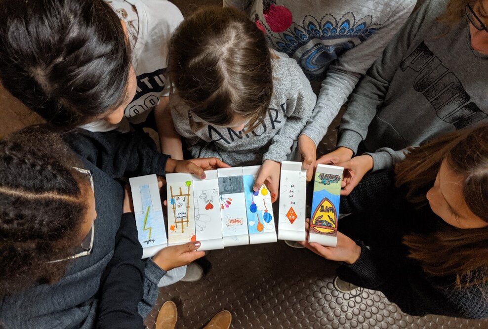 Ausstellung mit 300 von Berliner Schulkindern bemalten Mauerstücken im Boulevard Berlin