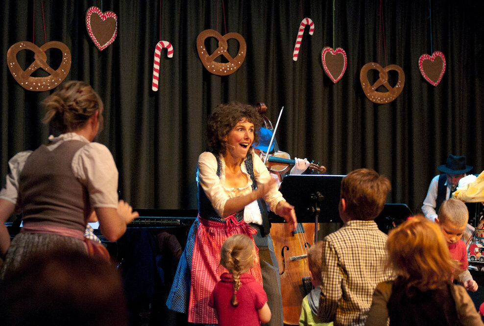 mini.musik verwandelt die Münchner Gasteig-Bühne in einen klangvollen Jahrmarkt