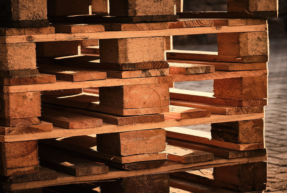 Trans-O-Flex mustert Holzpalette aus