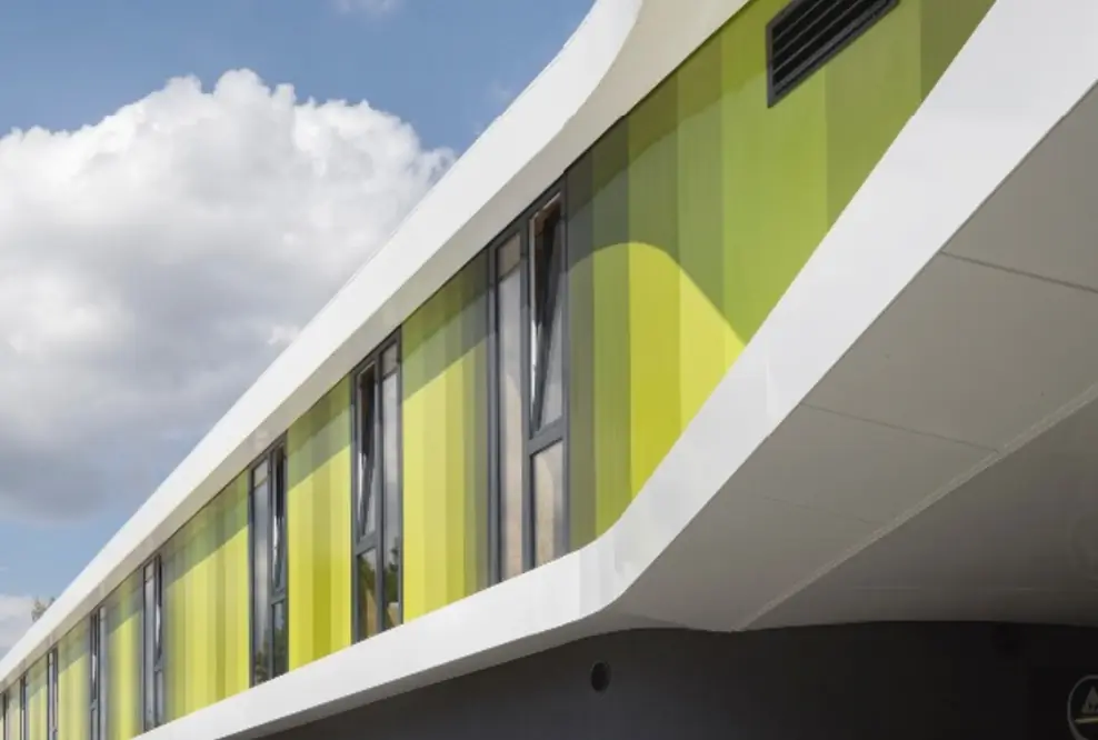 Futuristische Architektur mit vertikalen Fassadenprofilen - korrosionsbeständig, langlebig und 100% recycelbar